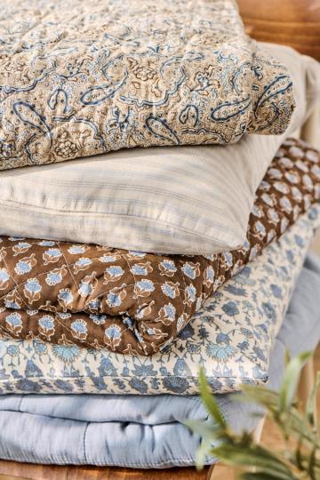 Tæppe - Mørkebrunt/Blåt Blomstermønster