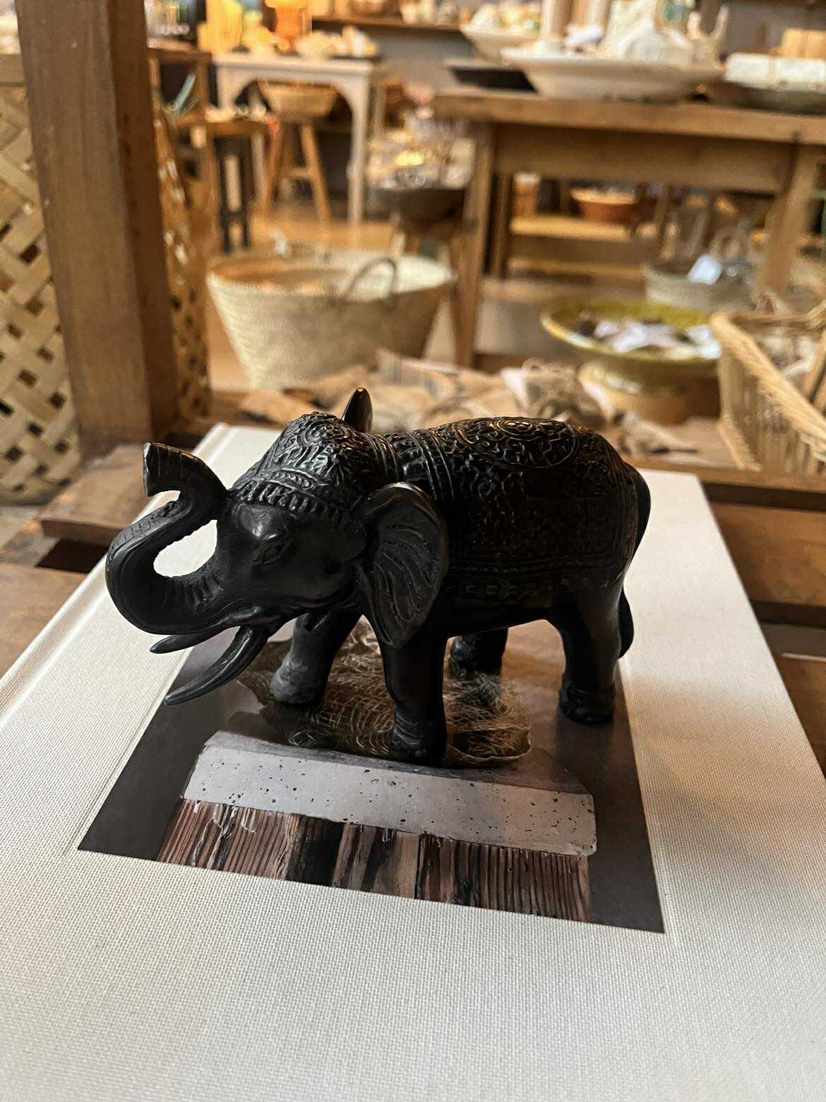 Figur - Holy Elephant, Antik Sort