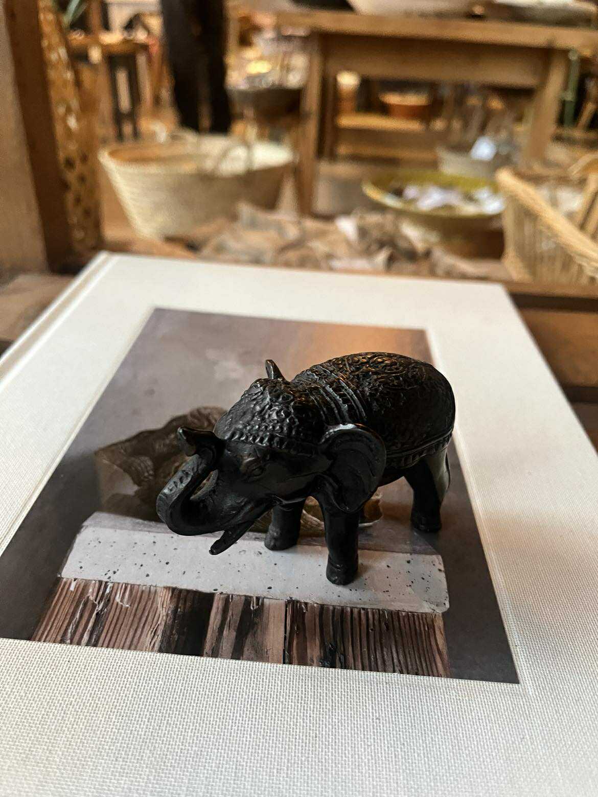 Figur - Holy Elephant, Antik Sort