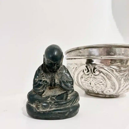 Figur - Praying Buddha Munk
