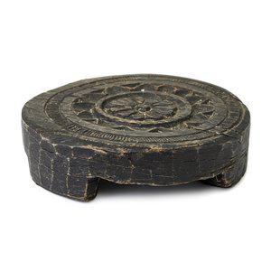 Trædekoration, Sort